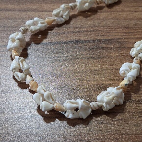 Hawaiian Lei Conch Shell Necklace 32" - Picture 3 of 8